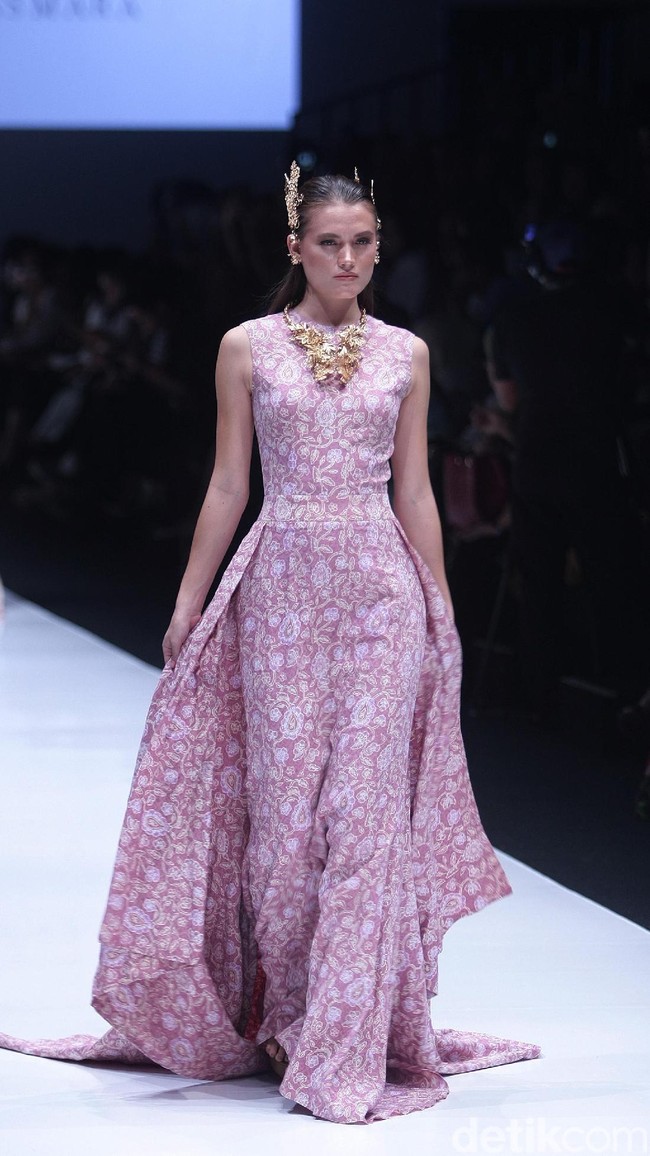 koleksi Barli Asmara yang menampilkan keindahan batik Jambi dengan mengusung tema Jambi Kain Negriku di Jakarta Fashion Week 2018, Senayan City, Jakarta. Senin (23/10/2017). foto: Mohammad Abduh/Wolipop
