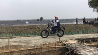 Nggak cuma ke Papua saja nih Otolovers Jokowi mengendarai motor trail. Saat mengunjungi tambak udang di kawasan Muara Gembong, Bekasi Jokowi pun terlihat menunggangi motor yang sama. Jokowi mengaku tidak ada kesulitan dalam menunggangi motor trail Kawasaki KLX 150 tersebut saat melintas di jalan-jalan sempit. Dia mengaku sudah terbiasa. Foto: Dok. Biro Pers Setpres