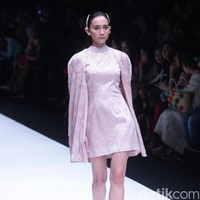 koleksi Barli Asmara yang menampilkan keindahan batik Jambi dengan mengusung tema Jambi Kain Negriku di Jakarta Fashion Week 2018, Senayan City, Jakarta. Senin (23/10/2017). foto: Mohammad Abduh/Wolipop