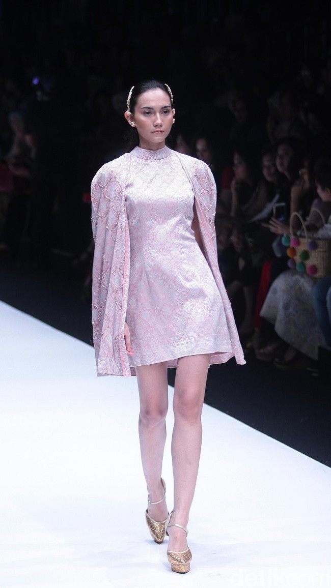 koleksi Barli Asmara yang menampilkan keindahan batik Jambi dengan mengusung tema Jambi Kain Negriku di Jakarta Fashion Week 2018, Senayan City, Jakarta. Senin (23/10/2017). foto: Mohammad Abduh/Wolipop