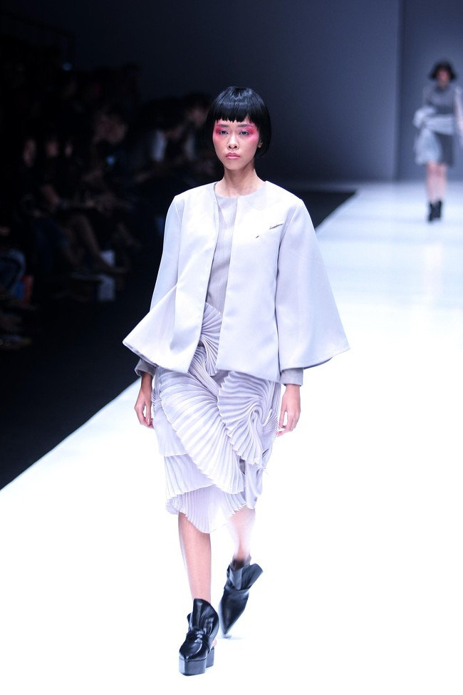 Koleksi terbaru dari Hunting Fields dengan sentuhan alam dan di hadirkan kedalam sentuhan pleats dan cutting di Jakarta Fashion Week 2018, Senayan City, Jakarta, Selasa (24/10/2017). Foto: Mohammad Abduh/Wolipop