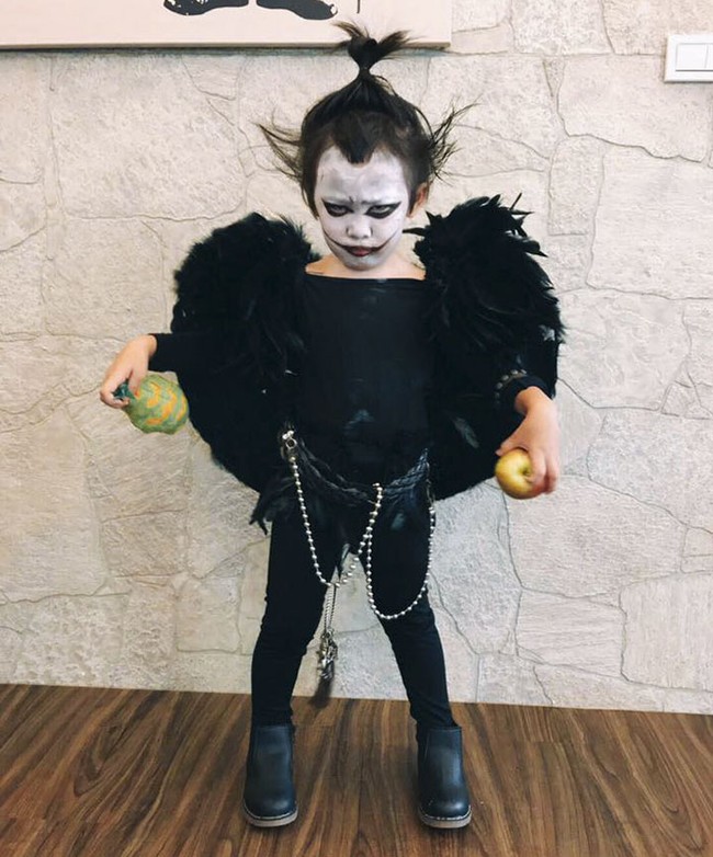 Kenalkan gadis kecil ini bernama Momo Lu, murid TK asal Taiwan yang selalu punya kejutan di setiap Halloween. Tahun lalu, kostum Momo jadi viral lantaran ia memilih jadi hantu No Face dari film animasi Spirited Away. Kostum itu pun sukses membuat teman-temannya menangis dan ketakutan. Halloween tahun ini, Momo kembali dengan kostum yang tidak biasa. Foto: Dok. Facebook