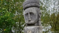 Taman juga diperindah dengan beragam patung. Salah satunya patung khas Indonesia Timur ini. (Eny/detikTravel)
