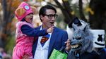 Gaya PM Kanada Trudeau Berkostum Clark Kent Saat Halloween