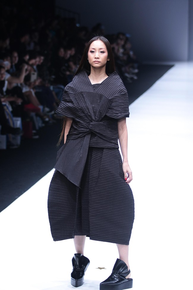 Koleksi terbaru dari Hunting Fields dengan sentuhan alam dan di hadirkan kedalam sentuhan pleats dan cutting di Jakarta Fashion Week 2018, Senayan City, Jakarta, Selasa (24/10/2017). Foto: Mohammad Abduh/Wolipop