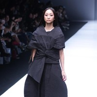 Koleksi terbaru dari Hunting Fields dengan sentuhan alam dan di hadirkan kedalam sentuhan pleats dan cutting di Jakarta Fashion Week 2018, Senayan City, Jakarta, Selasa (24/10/2017). Foto: Mohammad Abduh/Wolipop