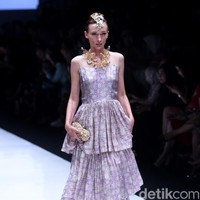 koleksi Barli Asmara yang menampilkan keindahan batik Jambi dengan mengusung tema Jambi Kain Negriku di Jakarta Fashion Week 2018, Senayan City, Jakarta. Senin (23/10/2017). foto: Mohammad Abduh/Wolipop