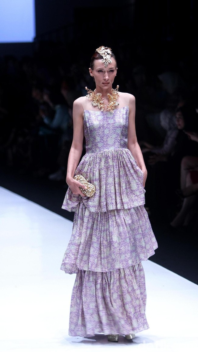 koleksi Barli Asmara yang menampilkan keindahan batik Jambi dengan mengusung tema Jambi Kain Negriku di Jakarta Fashion Week 2018, Senayan City, Jakarta. Senin (23/10/2017). foto: Mohammad Abduh/Wolipop