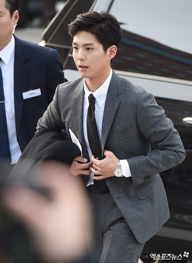 Mengenakan setelan jas bernuansa abu-abu, Park Bo Gum menarik perhatian saat ia hadir di pernikahan Song Hye Kyo dan Song Joong Ki yang dilaksanakan di Shila Hotel, Seoul, Selasa (31/10/2017). Foto: ist