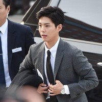 Mengenakan setelan jas bernuansa abu-abu, Park Bo Gum menarik perhatian saat ia hadir di pernikahan Song Hye Kyo dan Song Joong Ki yang dilaksanakan di Shila Hotel, Seoul, Selasa (31/10/2017). Foto: ist