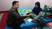 Di jenguk Imam, Natasya terlihat sangat senang. Meski hanya anggota Paskibraka tingkat kabupaten di Sulawesi Tengah, tapi dijenguk oleh Menteri Pemuda Dan Olahraga.