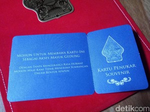 Ini Undangan Nikah Kahiyang ke Teman SD, Simpel Berbalut Kain Merah
