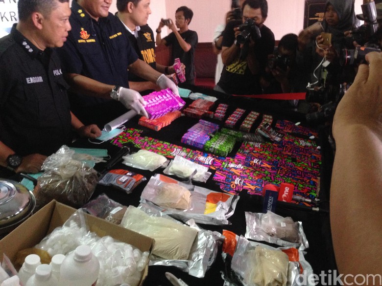 Polisi Bongkar Liquid Vape Mengandung Narkoba dari Belanda Polisi Bongkar Liquid Vape Mengandung Narkoba dari Belanda
