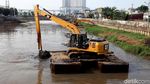 Pengerukan Endapan Lumpur di Kanal Banjir Barat