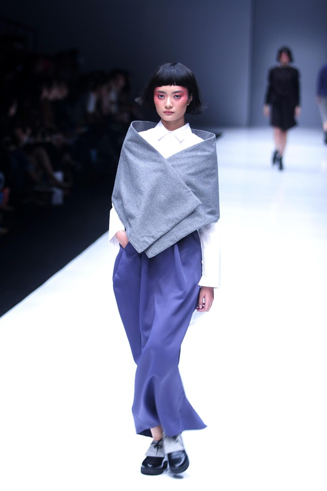 Koleksi terbaru dari Hunting Fields dengan sentuhan alam dan di hadirkan kedalam sentuhan pleats dan cutting di Jakarta Fashion Week 2018, Senayan City, Jakarta, Selasa (24/10/2017). Foto: Mohammad Abduh/Wolipop