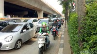 Tak hanya ruas jalan yang menyempit. Akses bagi pejalan kaki di trotoar pun ikut jadi korban.
