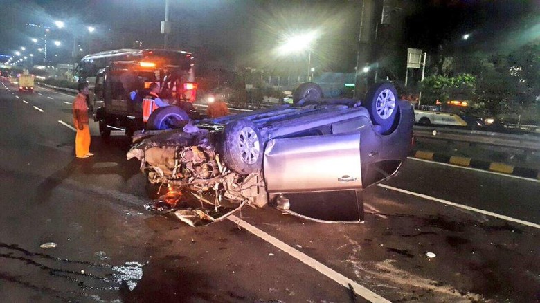Mobil Terbalik di KM 9,7 Tol Semanggi Arah Pluit Mobil Terbalik di KM 9,7 Tol Semanggi Arah Pluit