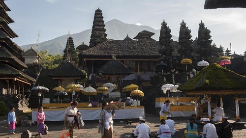 Umat Hindu membawa sesajen saat persembahyangan Hari Raya Galungan di tengah situasi aktifitas Gunung Agung pada level siaga di Pura Besakih, Karangasem, Bali, Rabu (1/11). Sebagian warga Besakih masih berada di pengungsian bersama warga dari lima desa lainnya karena masuk kawasan rawan bencana di radius 7,5km namun kawasan Pura Besakih telah dinyatakan aman setelah status gunung tersebut diturunkan dari awas ke siaga. ANTARA FOTO/Nyoman Budhiana/pras/17.