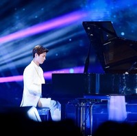 Tak hanya pintar akting, Park Bo Gum juga lihai dalam memainkan alat musik. Foto: Istimewa