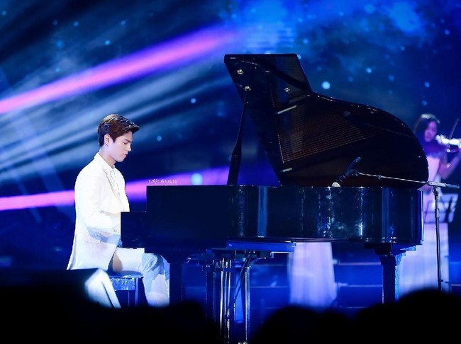 Tak hanya pintar akting, Park Bo Gum juga lihai dalam memainkan alat musik. Foto: Istimewa