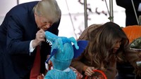 Anak-anak yang hadir juga diberikan berbagai bingkisan berisi permen dan cokelat, yang menjadi ciri khas perayaan Halloween (Carlos Barria/Reuters)