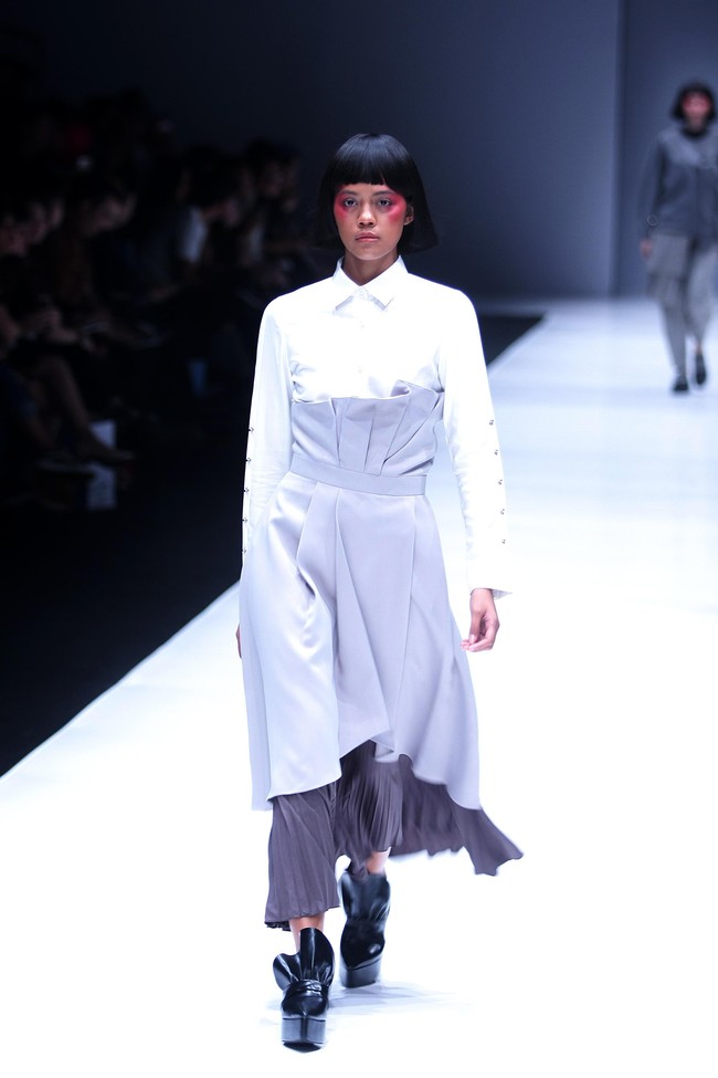 Koleksi terbaru dari Hunting Fields dengan sentuhan alam dan di hadirkan kedalam sentuhan pleats dan cutting di Jakarta Fashion Week 2018, Senayan City, Jakarta, Selasa (24/10/2017). Foto: Mohammad Abduh/Wolipop