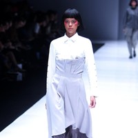 Koleksi terbaru dari Hunting Fields dengan sentuhan alam dan di hadirkan kedalam sentuhan pleats dan cutting di Jakarta Fashion Week 2018, Senayan City, Jakarta, Selasa (24/10/2017). Foto: Mohammad Abduh/Wolipop