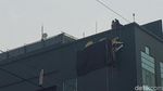 Foto: Melihat Proses Pembongkaran Plang Hotel Alexis