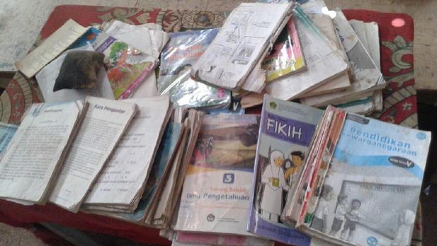 Mirisnya SD di Sinjai, Kelas di Gubuk Kayu yang Atapnya Bocor