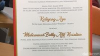 Di dalam kain, terdapat selembar undangan dalam bentuk kertas tebal. Ini bagian depannya yang memuat informasi soal pernikahan Kahiyang-Bobby (Foto: Ray Jordan/detikcom)
