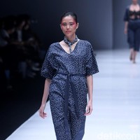 Koleksi busana POP.U by Populo batik mengangkat tema bertajuk Fashion Fusion di Jakarta Fashion Week 2018, Senayan City, Jakarta, Selasa (24/10/2017). Foto: Mohammad Abduh/Wolipop
