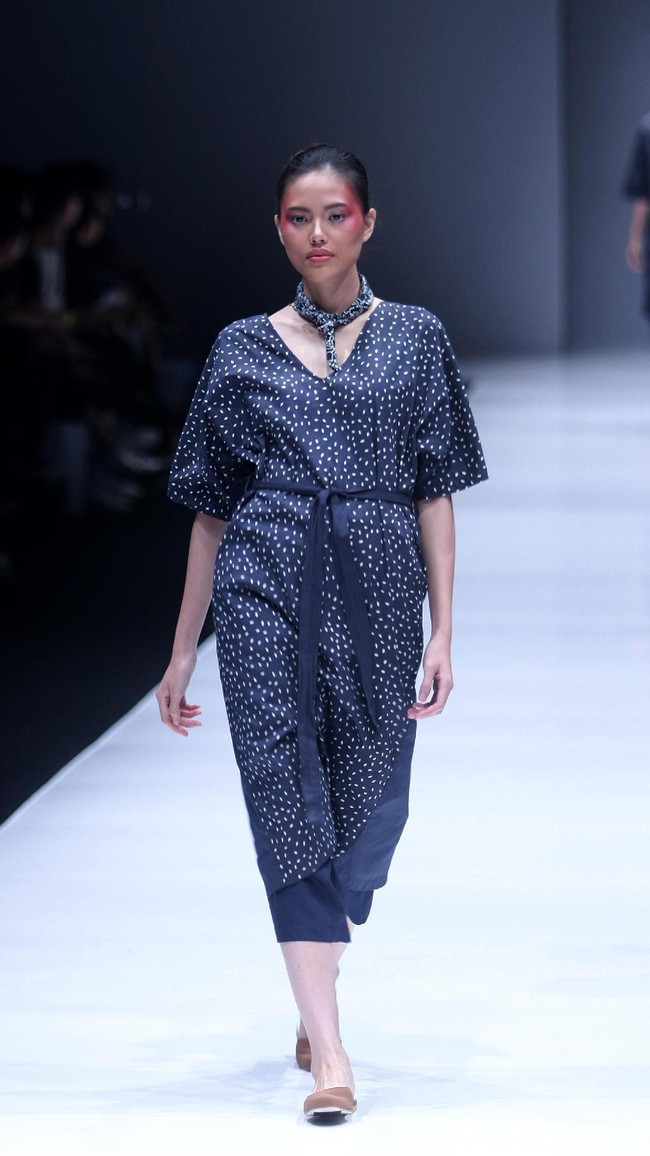 Koleksi busana POP.U by Populo batik mengangkat tema bertajuk Fashion Fusion di Jakarta Fashion Week 2018, Senayan City, Jakarta, Selasa (24/10/2017). Foto: Mohammad Abduh/Wolipop