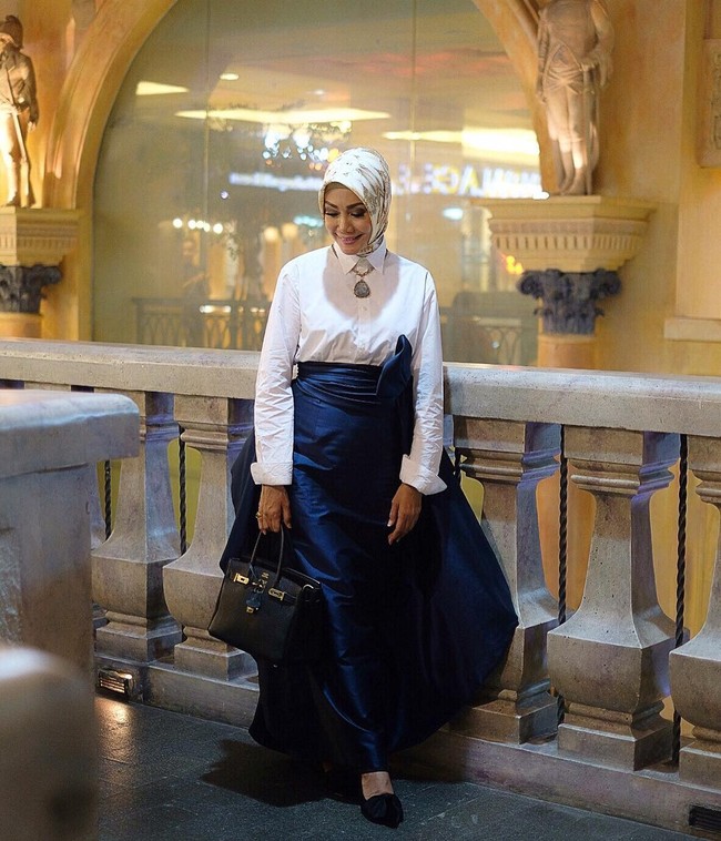Okky Asokawati tampil formal dan anggun mengenakan setelan kemeja putih dan rok panjang warna biru elektrik. Ia menambahkan kalung statement di bawah kerahnya. Gaya Okky Asokawati cocok untuk ke acara pesta atau resmi lainnya. Foto: Dok. Instagram
