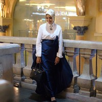 Okky Asokawati tampil formal dan anggun mengenakan setelan kemeja putih dan rok panjang warna biru elektrik. Ia menambahkan kalung statement di bawah kerahnya. Gaya Okky Asokawati cocok untuk ke acara pesta atau resmi lainnya. Foto: Dok. Instagram