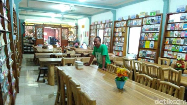 Perpustakaan yang berdiri di bekas showroom mebel di Jepara. 