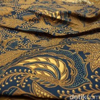 Berlanjut ke midodareni, jarik bermotif jati kusumo menjadi pilihan. Dijelaskan Pak No, jati bermakna abadi dan kusuma adalah nama. Jadinya nama yang abadi. Midodareni itu kan menyongsong dan hari yang penting juga untuk menjadikan keabadian yang madya, ungkap Pak No. Foto: Odilia WS