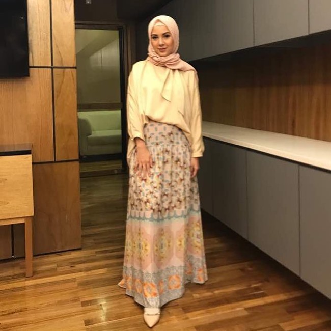 Mencoba bergaya dengan rok panjang bermotif seperti dipakai Ratna Galih. Tampilannya terlihat formal dengan blouse putih. Pilih kerudung warna senada agar tetap matching.  Foto: Dok. Instagram