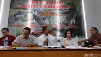 Para narasumber memberi pemaparan dalam diskusi RUU PNBP Lolos, Rakyat Tambah Beban.