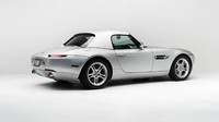 BMW Z8 yang diproduksi pada 1999 hingga 2003 saat itu beredar di pasaran dengan banderol $ 200.000 atau setara dengan Rp 2,7 miliaran. Foto: Istimewa