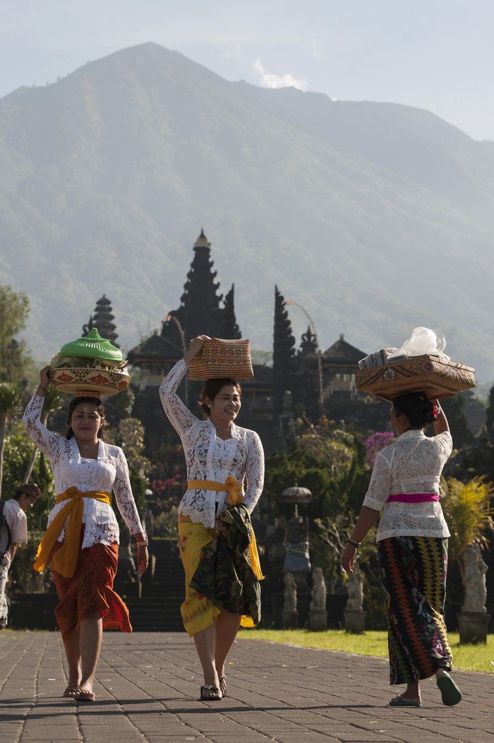 Umat Hindu membawa sesajen saat persembahyangan Hari Raya Galungan di tengah situasi aktifitas Gunung Agung pada level siaga di Pura Besakih, Karangasem, Bali, Rabu (1/11). Sebagian warga Besakih masih berada di pengungsian bersama warga dari lima desa lainnya karena masuk kawasan rawan bencana di radius 7,5km namun kawasan Pura Besakih telah dinyatakan aman setelah status gunung tersebut diturunkan dari awas ke siaga. ANTARA FOTO/Nyoman Budhiana/pras/17.