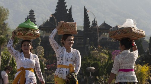 Umat Hindu membawa sesajen saat persembahyangan Hari Raya Galungan di tengah situasi aktifitas Gunung Agung pada level siaga di Pura Besakih, Karangasem, Bali, Rabu (1/11). Sebagian warga Besakih masih berada di pengungsian bersama warga dari lima desa lainnya karena masuk kawasan rawan bencana di radius 7,5km namun kawasan Pura Besakih telah dinyatakan aman setelah status gunung tersebut diturunkan dari awas ke siaga. ANTARA FOTO/Nyoman Budhiana/pras/17.