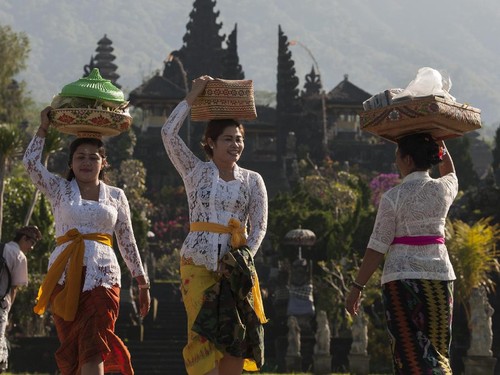 Umat Hindu membawa sesajen saat persembahyangan Hari Raya Galungan di tengah situasi aktifitas Gunung Agung pada level siaga di Pura Besakih, Karangasem, Bali, Rabu (1/11). Sebagian warga Besakih masih berada di pengungsian bersama warga dari lima desa lainnya karena masuk kawasan rawan bencana di radius 7,5km namun kawasan Pura Besakih telah dinyatakan aman setelah status gunung tersebut diturunkan dari awas ke siaga. ANTARA FOTO/Nyoman Budhiana/pras/17.