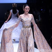 koleksi Barli Asmara yang menampilkan keindahan batik Jambi dengan mengusung tema Jambi Kain Negriku di Jakarta Fashion Week 2018, Senayan City, Jakarta. Senin (23/10/2017). foto: Mohammad Abduh/Wolipop