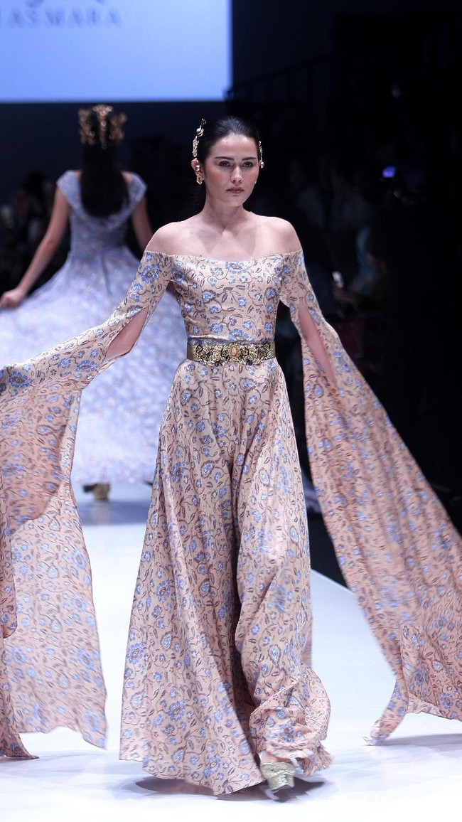 koleksi Barli Asmara yang menampilkan keindahan batik Jambi dengan mengusung tema Jambi Kain Negriku di Jakarta Fashion Week 2018, Senayan City, Jakarta. Senin (23/10/2017). foto: Mohammad Abduh/Wolipop