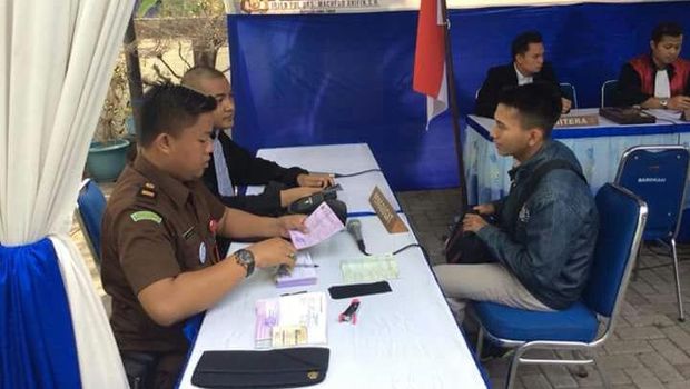 Saat pelanggar menjalani sidang di tempat
