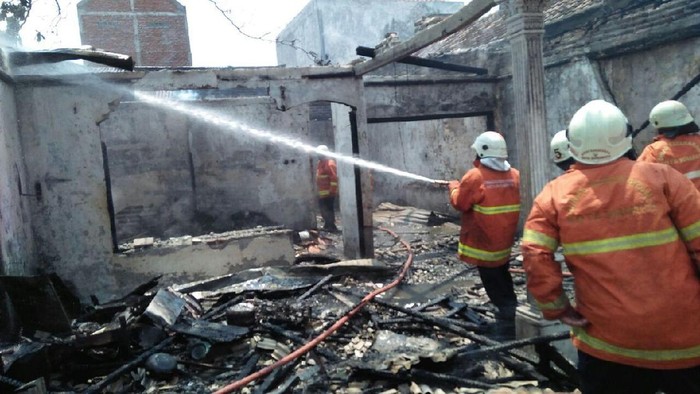 Rumah Kos di Tandes Terbakar, 2 Kamar Ludes