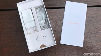 Selain unit ponsel, dalam paket penjualannya terdapat chager, kabel data, buku petunjuk dan colokan SIM tray. Foto: detikINET/Adi Fida Rahman