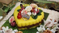 Walau terbilang tradisional, nasi ketan berwarna kuning ini dimasak dengan kunyit. Dipadu dengan aneka lauk, bisa membuat perut Anda kenyang dan cocok disajikan di hari spesial. Foto: Istimewa