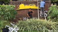 Salah seorang pekerja bernama Sumarno (43) mengatakan, pencopotan plang hotel ini adalah perintah dari pihak hotel.