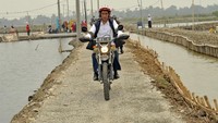 Tampak Presiden Jokowi mengendarai motor trail melewati jalanan sempit di tengah tambak (Foto: Biro Pers Setpres/Agus Suparto)